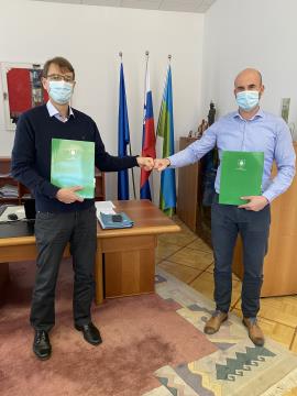 Podpis pogodbe z izvajalcem, direktorjem podjetja Vertikala-X Petrom Šulerjem